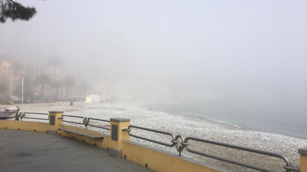 nebbia sul lungomare